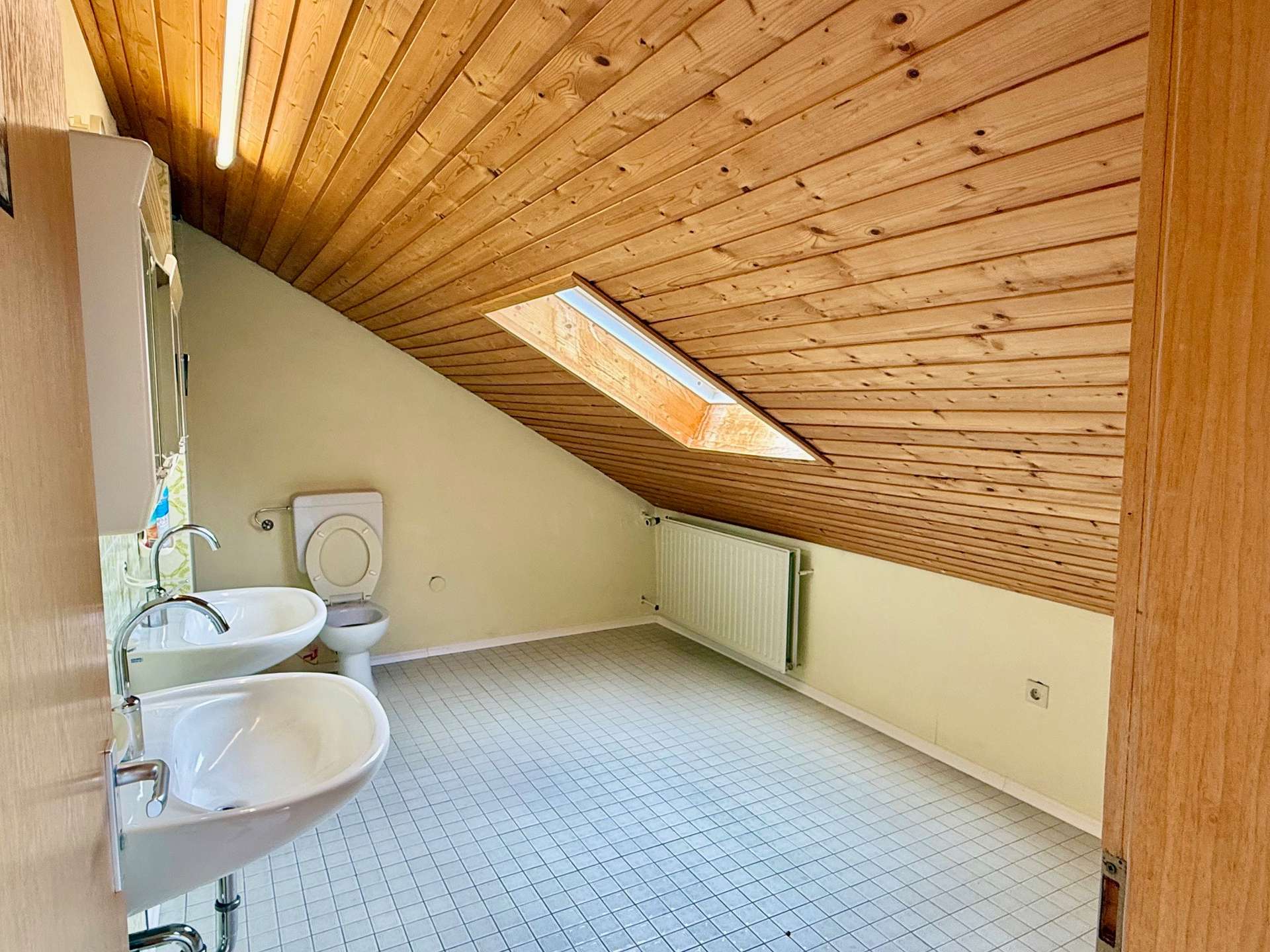 TOP LAGE, VIEL PLATZ, 2 GARAGEN, WINTERGARTEN UND PV-ANLAGE !!!